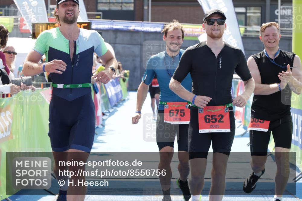 10.08.2025 - GEWOBA Citytriathlon Bremen H.Heesch http://msf.ph/oto/8556756 10.08.2025 14:35:30 Ziel 596, 632, 652, 941 meine-sportfotos.de