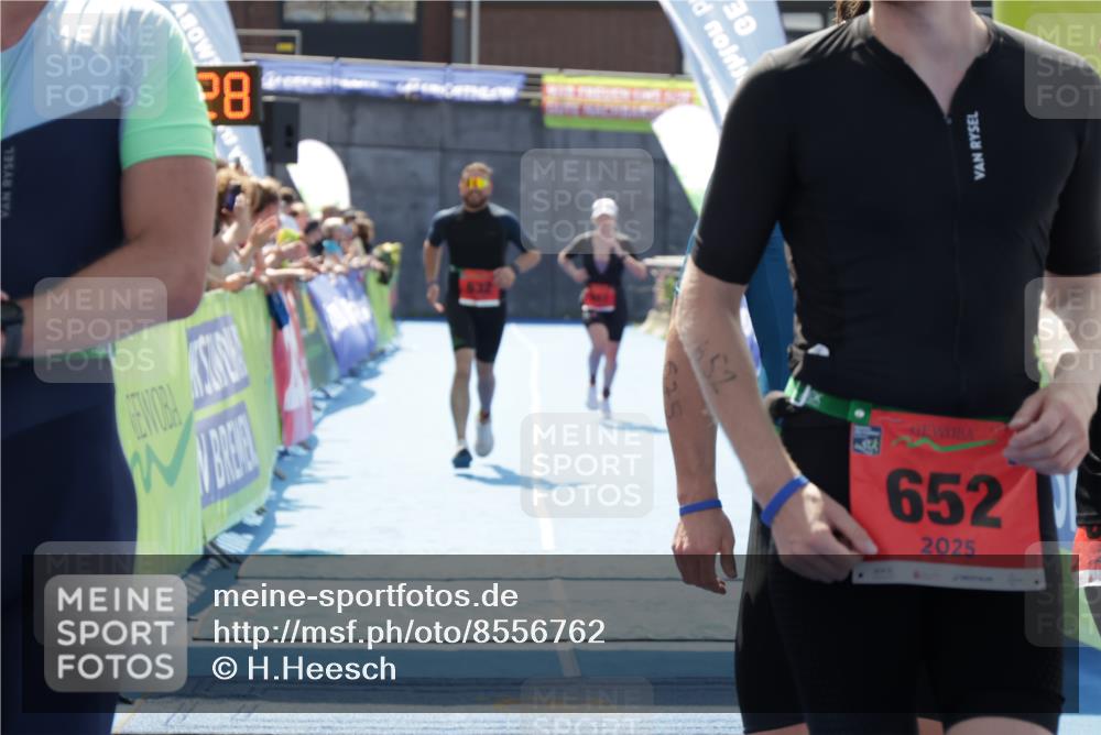10.08.2025 - GEWOBA Citytriathlon Bremen H.Heesch http://msf.ph/oto/8556762 10.08.2025 14:35:31 Ziel 596, 632, 652, 941 meine-sportfotos.de
