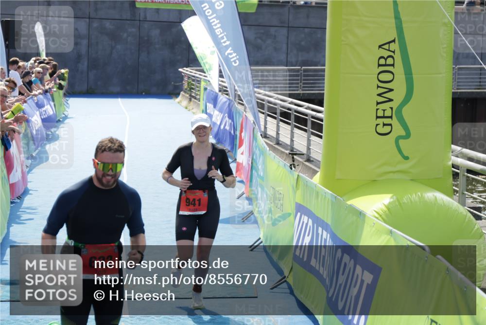 10.08.2025 - GEWOBA Citytriathlon Bremen H.Heesch http://msf.ph/oto/8556770 10.08.2025 14:35:34 Ziel 596, 632, 652, 941 meine-sportfotos.de