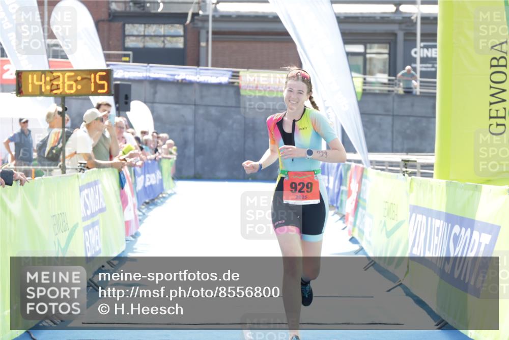 10.08.2025 - GEWOBA Citytriathlon Bremen H.Heesch http://msf.ph/oto/8556800 10.08.2025 14:36:19 Ziel 929 meine-sportfotos.de
