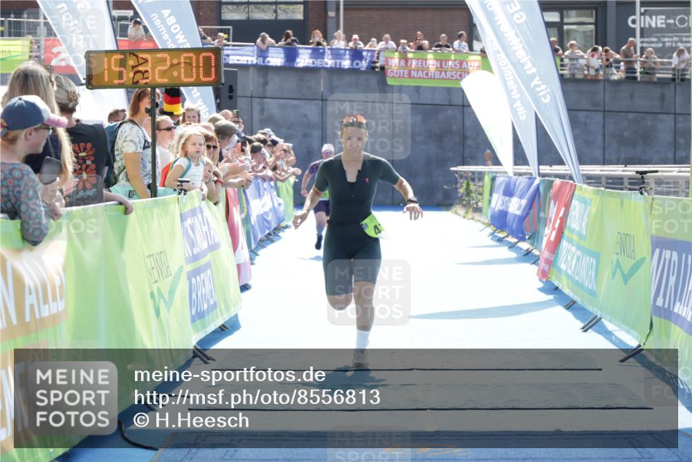 10.08.2025 - GEWOBA Citytriathlon Bremen H.Heesch http://msf.ph/oto/8556813 10.08.2025 15:32:04 Ziel 411, 461 meine-sportfotos.de