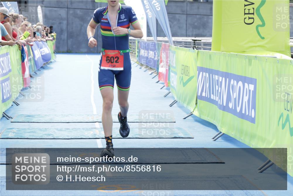 10.08.2025 - GEWOBA Citytriathlon Bremen H.Heesch http://msf.ph/oto/8556816 10.08.2025 14:37:19 Ziel 602 meine-sportfotos.de