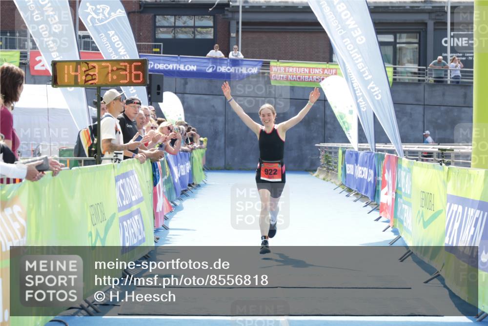 10.08.2025 - GEWOBA Citytriathlon Bremen H.Heesch http://msf.ph/oto/8556818 10.08.2025 14:37:40 Ziel 922 meine-sportfotos.de