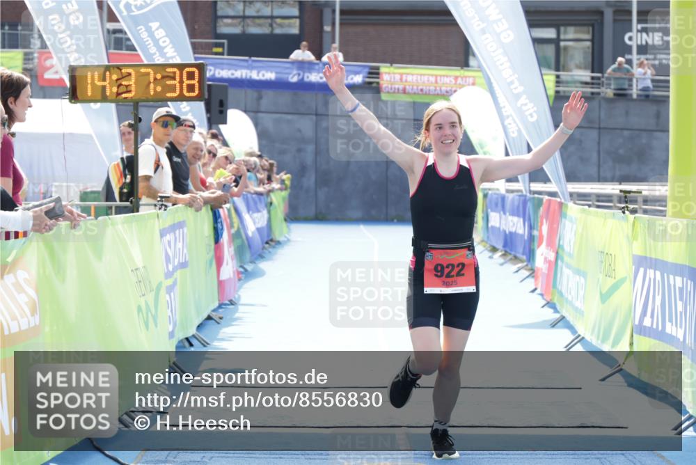 10.08.2025 - GEWOBA Citytriathlon Bremen H.Heesch http://msf.ph/oto/8556830 10.08.2025 14:37:42 Ziel 922 meine-sportfotos.de