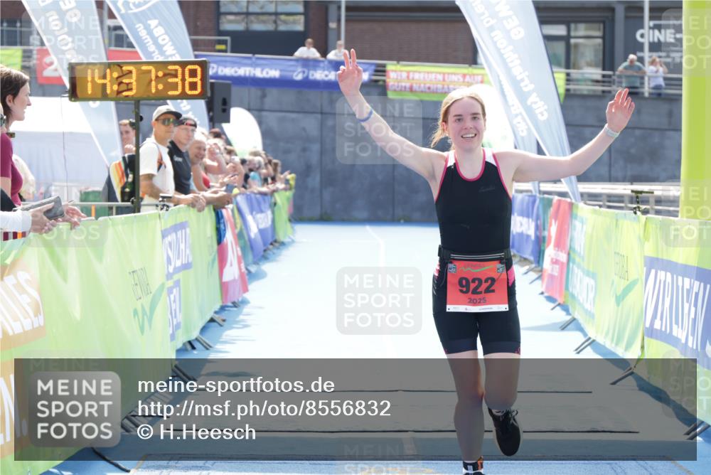 10.08.2025 - GEWOBA Citytriathlon Bremen H.Heesch http://msf.ph/oto/8556832 10.08.2025 14:37:42 Ziel 922 meine-sportfotos.de