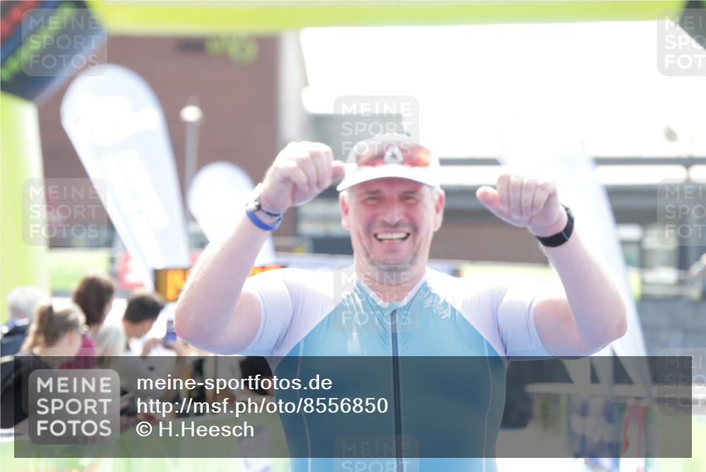 10.08.2025 - GEWOBA Citytriathlon Bremen H.Heesch http://msf.ph/oto/8556850 10.08.2025 14:38:04 Ziel 877, 949 meine-sportfotos.de