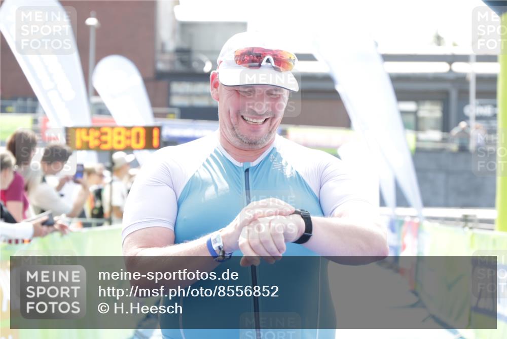 10.08.2025 - GEWOBA Citytriathlon Bremen H.Heesch http://msf.ph/oto/8556852 10.08.2025 14:38:05 Ziel 877, 949 meine-sportfotos.de