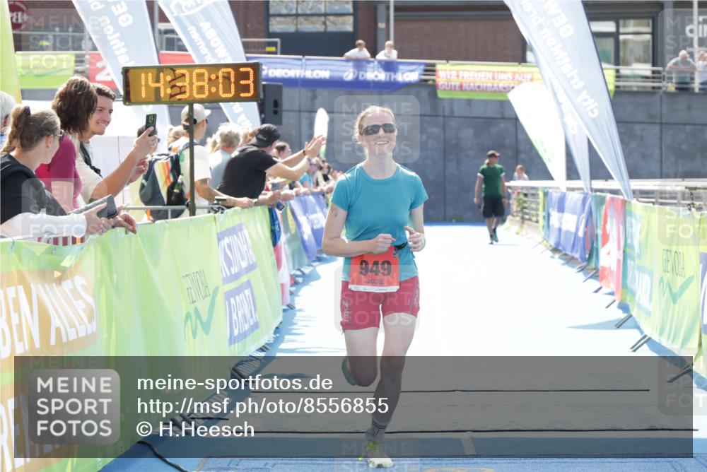10.08.2025 - GEWOBA Citytriathlon Bremen H.Heesch http://msf.ph/oto/8556855 10.08.2025 14:38:07 Ziel 877, 949 meine-sportfotos.de