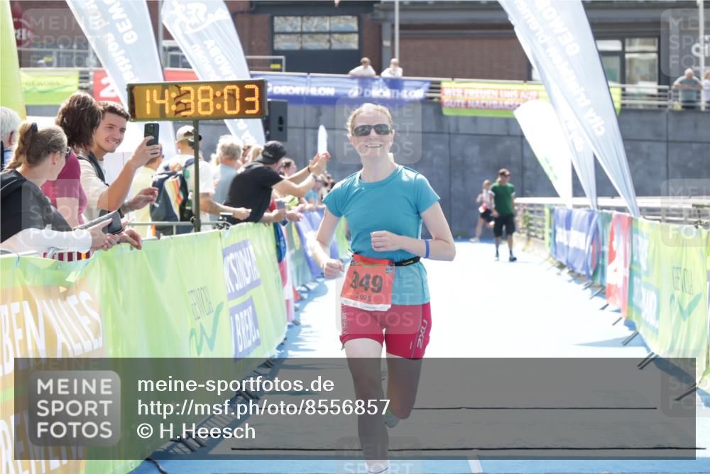 10.08.2025 - GEWOBA Citytriathlon Bremen H.Heesch http://msf.ph/oto/8556857 10.08.2025 14:38:07 Ziel 877, 949 meine-sportfotos.de