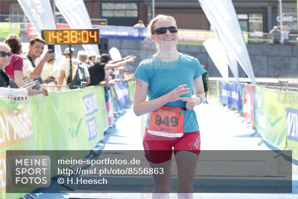 10.08.2025 - GEWOBA Citytriathlon Bremen H.Heesch http://msf.ph/oto/8556863 10.08.2025 14:38:08 Ziel 877, 949 meine-sportfotos.de