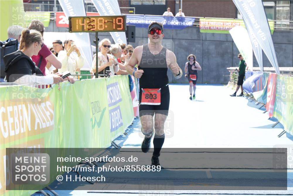10.08.2025 - GEWOBA Citytriathlon Bremen H.Heesch http://msf.ph/oto/8556889 10.08.2025 14:38:23 Ziel 803, 843, 928 meine-sportfotos.de