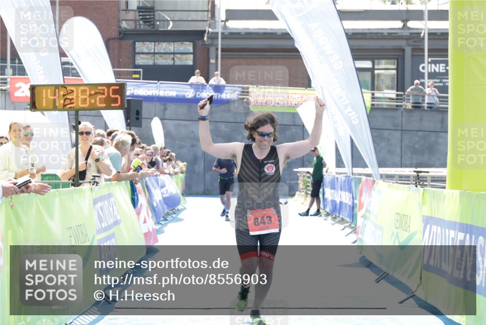 10.08.2025 - GEWOBA Citytriathlon Bremen H.Heesch http://msf.ph/oto/8556903 10.08.2025 14:38:29 Ziel 803, 843 meine-sportfotos.de