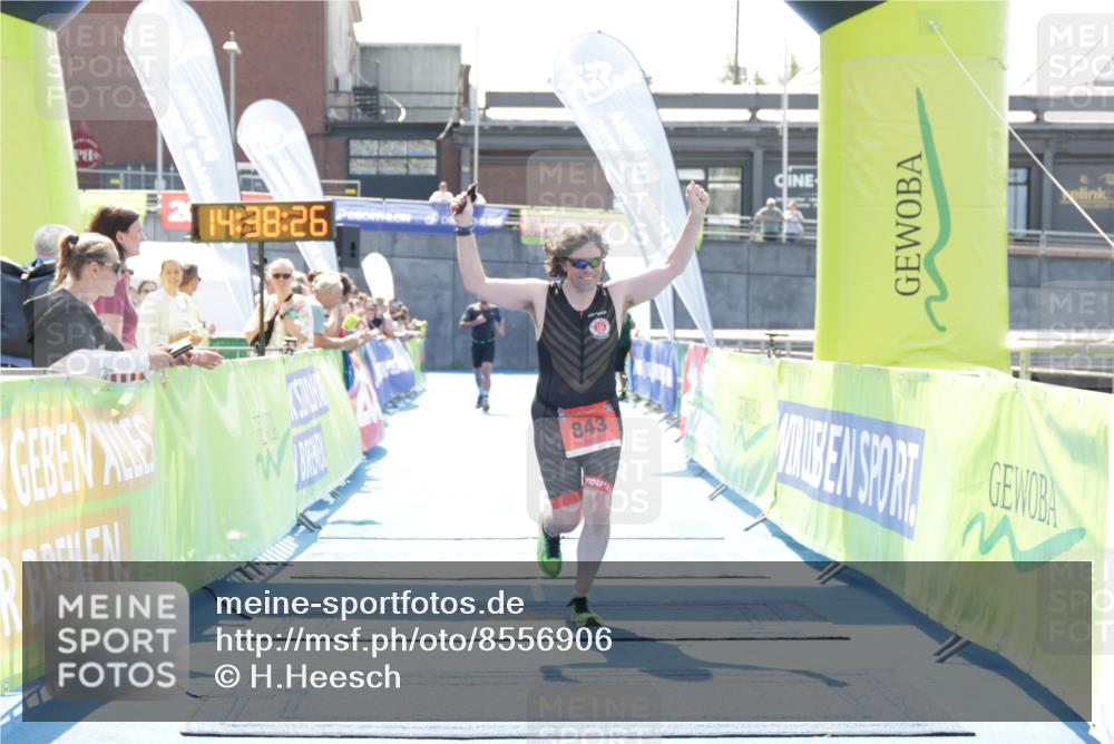 10.08.2025 - GEWOBA Citytriathlon Bremen H.Heesch http://msf.ph/oto/8556906 10.08.2025 14:38:29 Ziel 803, 843 meine-sportfotos.de
