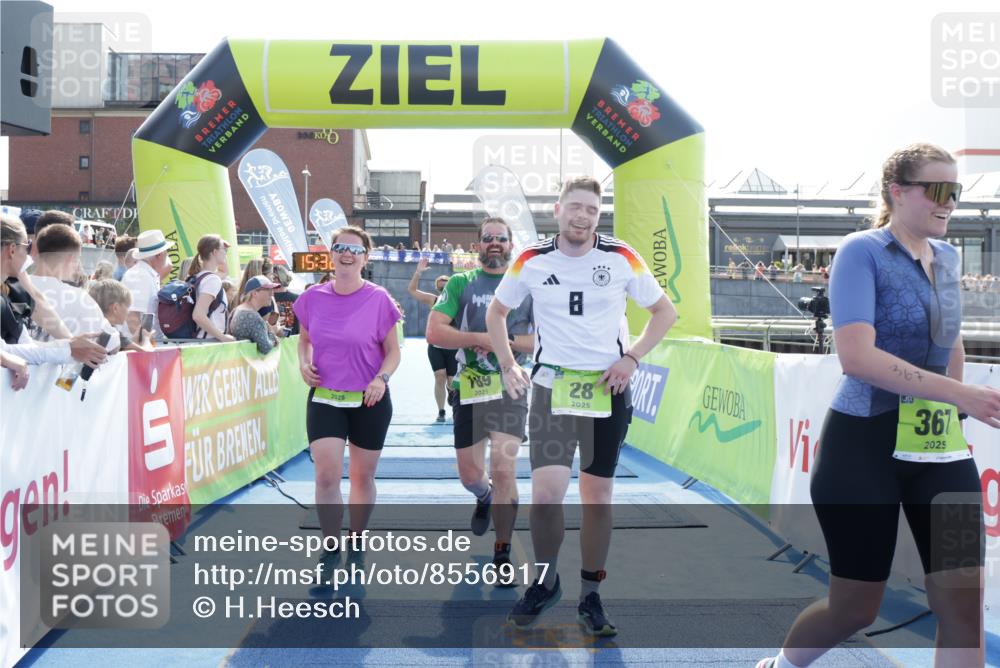 10.08.2025 - GEWOBA Citytriathlon Bremen H.Heesch http://msf.ph/oto/8556917 10.08.2025 15:32:37 Ziel 28, 189, 367, 448, 457 meine-sportfotos.de