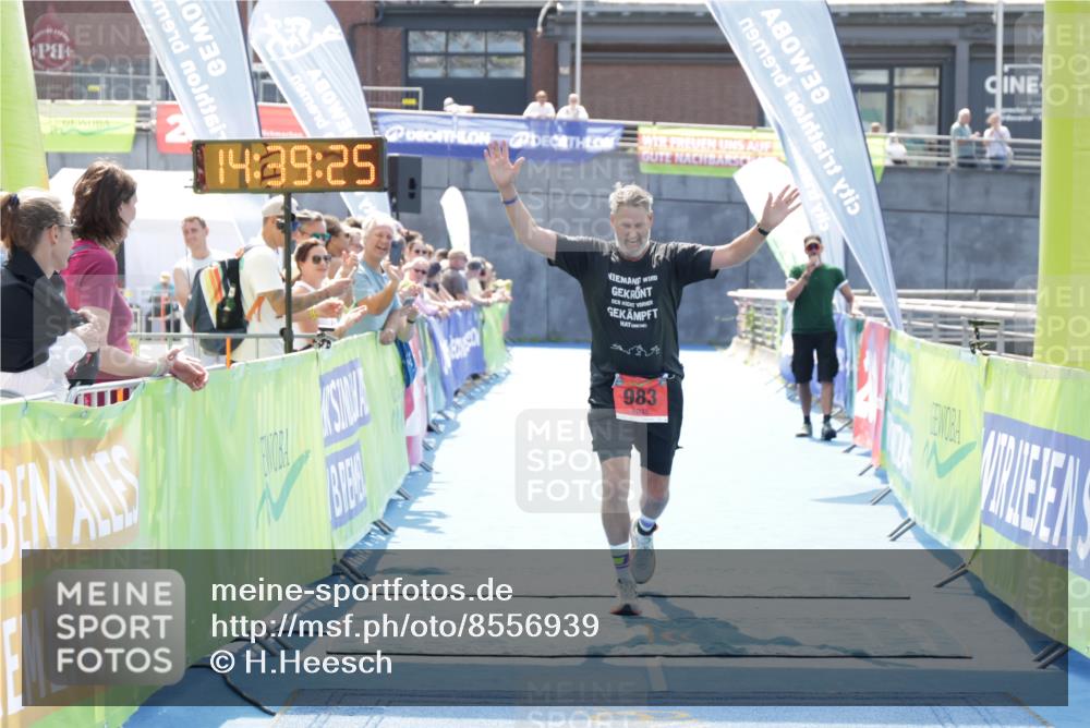 10.08.2025 - GEWOBA Citytriathlon Bremen H.Heesch http://msf.ph/oto/8556939 10.08.2025 14:39:29 Ziel 983 meine-sportfotos.de