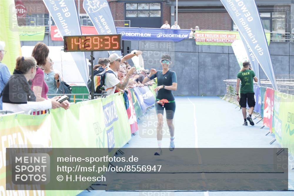 10.08.2025 - GEWOBA Citytriathlon Bremen H.Heesch http://msf.ph/oto/8556947 10.08.2025 14:39:39 Ziel 935 meine-sportfotos.de