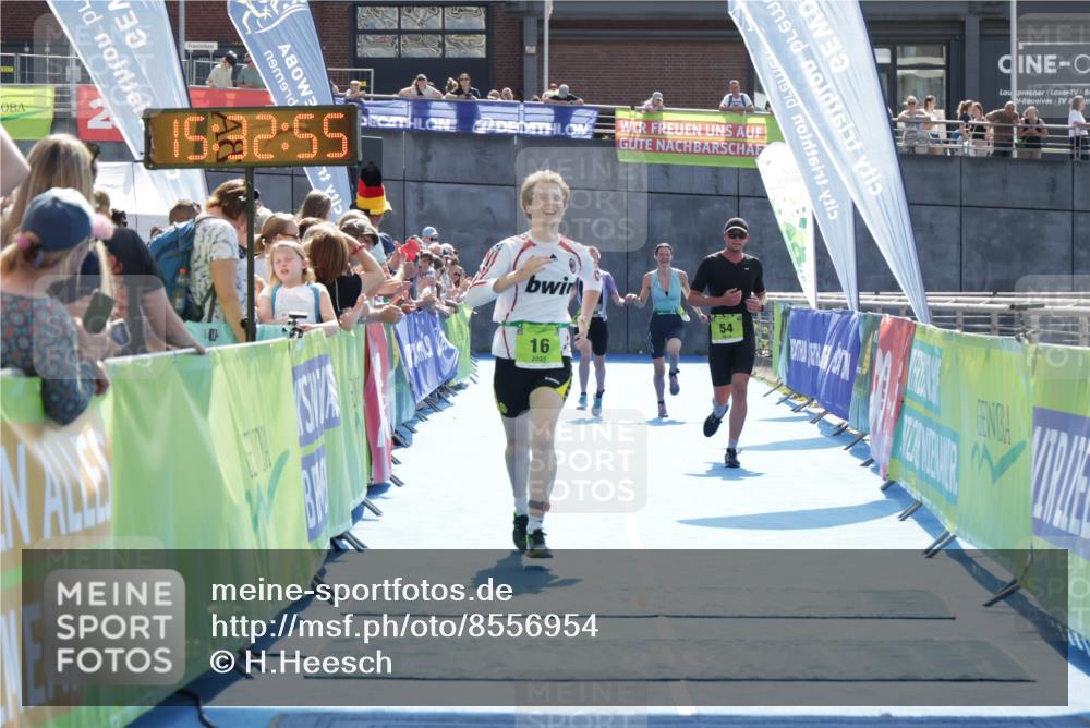 10.08.2025 - GEWOBA Citytriathlon Bremen H.Heesch http://msf.ph/oto/8556954 10.08.2025 15:32:59 Ziel 16, 54, 368, 385 meine-sportfotos.de