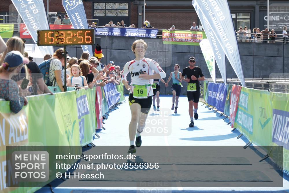 10.08.2025 - GEWOBA Citytriathlon Bremen H.Heesch http://msf.ph/oto/8556956 10.08.2025 15:33:00 Ziel 16, 54, 368, 385 meine-sportfotos.de