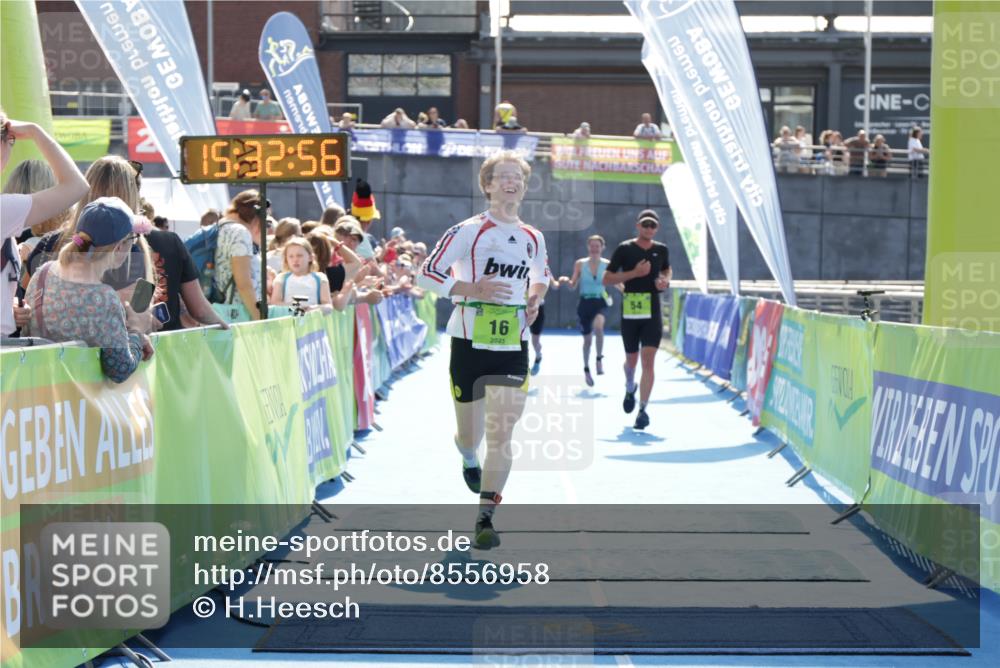10.08.2025 - GEWOBA Citytriathlon Bremen H.Heesch http://msf.ph/oto/8556958 10.08.2025 15:33:00 Ziel 16, 54, 368, 385 meine-sportfotos.de