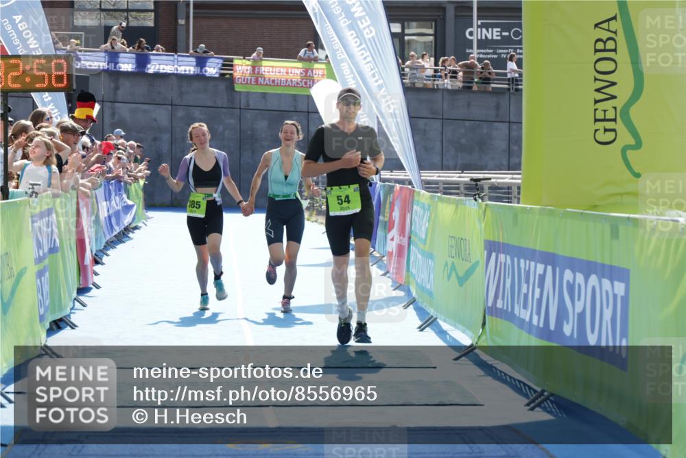 10.08.2025 - GEWOBA Citytriathlon Bremen H.Heesch http://msf.ph/oto/8556965 10.08.2025 15:33:02 Ziel 16, 54, 368, 385 meine-sportfotos.de