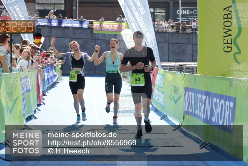 10.08.2025 - GEWOBA Citytriathlon Bremen H.Heesch http://msf.ph/oto/8556969 10.08.2025 15:33:03 Ziel 16, 54, 368, 385 meine-sportfotos.de