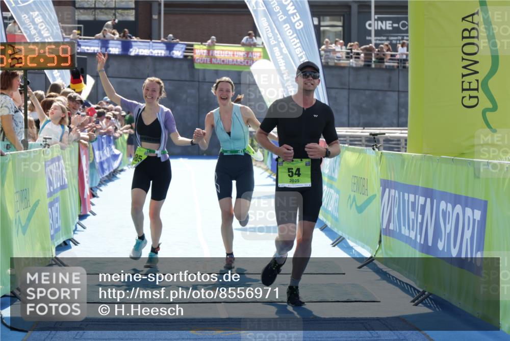 10.08.2025 - GEWOBA Citytriathlon Bremen H.Heesch http://msf.ph/oto/8556971 10.08.2025 15:33:03 Ziel 16, 54, 368, 385 meine-sportfotos.de