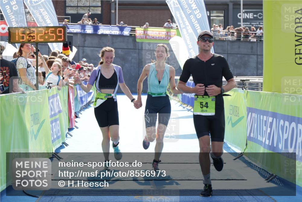 10.08.2025 - GEWOBA Citytriathlon Bremen H.Heesch http://msf.ph/oto/8556973 10.08.2025 15:33:03 Ziel 16, 54, 368, 385 meine-sportfotos.de