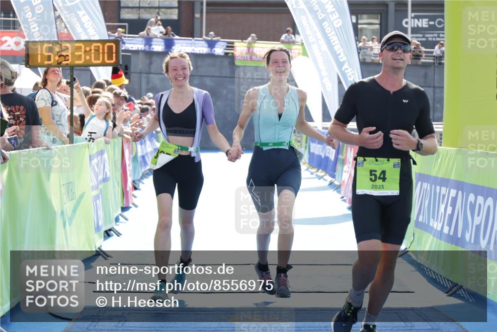 10.08.2025 - GEWOBA Citytriathlon Bremen H.Heesch http://msf.ph/oto/8556975 10.08.2025 15:33:04 Ziel 16, 54, 368, 385 meine-sportfotos.de