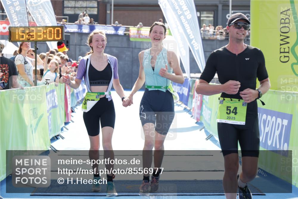 10.08.2025 - GEWOBA Citytriathlon Bremen H.Heesch http://msf.ph/oto/8556977 10.08.2025 15:33:04 Ziel 16, 54, 368, 385 meine-sportfotos.de