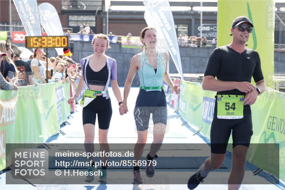 10.08.2025 - GEWOBA Citytriathlon Bremen H.Heesch http://msf.ph/oto/8556979 10.08.2025 15:33:04 Ziel 16, 54, 368, 385 meine-sportfotos.de