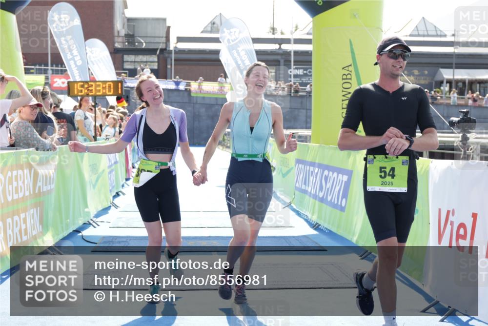 10.08.2025 - GEWOBA Citytriathlon Bremen H.Heesch http://msf.ph/oto/8556981 10.08.2025 15:33:05 Ziel 16, 54, 368, 385 meine-sportfotos.de