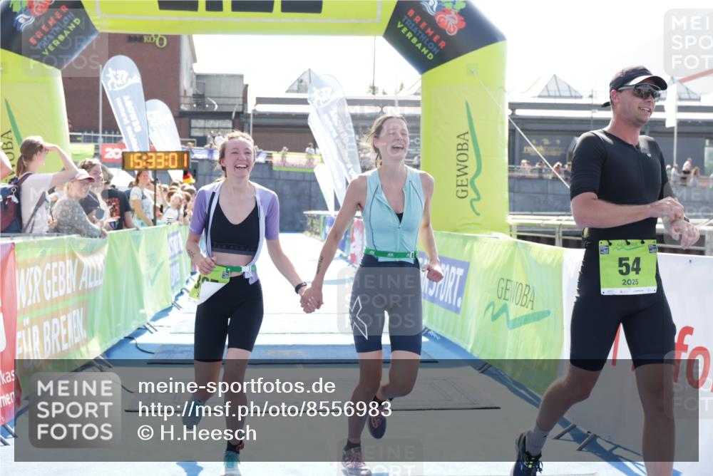 10.08.2025 - GEWOBA Citytriathlon Bremen H.Heesch http://msf.ph/oto/8556983 10.08.2025 15:33:05 Ziel 16, 54, 368, 385 meine-sportfotos.de