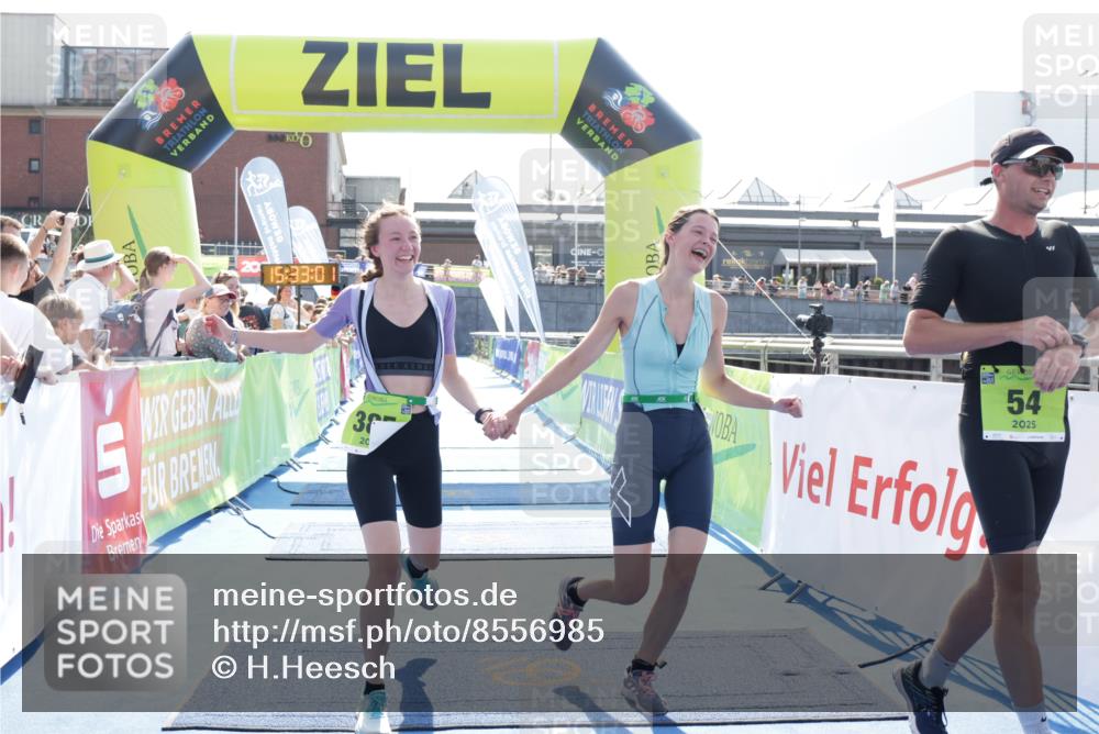 10.08.2025 - GEWOBA Citytriathlon Bremen H.Heesch http://msf.ph/oto/8556985 10.08.2025 15:33:05 Ziel 16, 54, 368, 385 meine-sportfotos.de