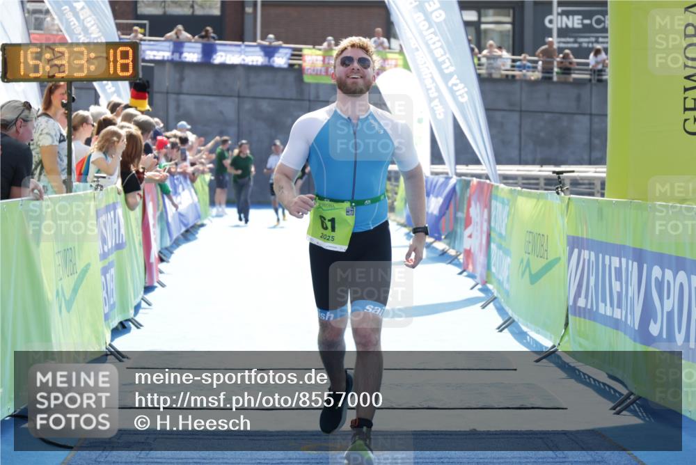 10.08.2025 - GEWOBA Citytriathlon Bremen H.Heesch http://msf.ph/oto/8557000 10.08.2025 15:33:22 Ziel 61 meine-sportfotos.de
