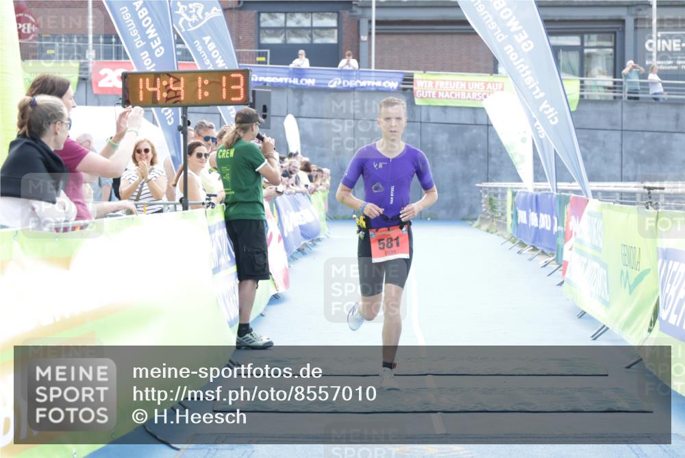 10.08.2025 - GEWOBA Citytriathlon Bremen H.Heesch http://msf.ph/oto/8557010 10.08.2025 14:41:17 Ziel 581 meine-sportfotos.de