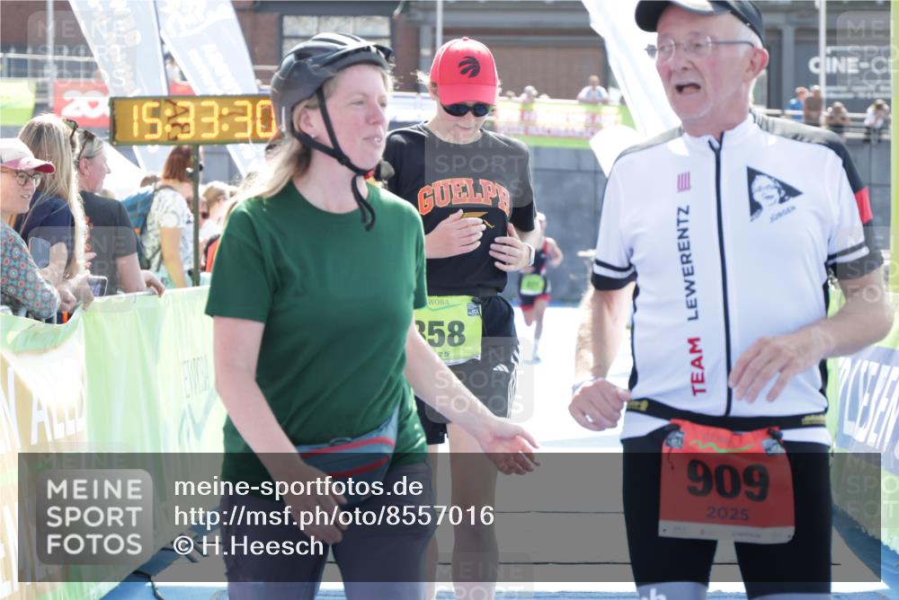 10.08.2025 - GEWOBA Citytriathlon Bremen H.Heesch http://msf.ph/oto/8557016 10.08.2025 15:33:34 Ziel 358, 909 meine-sportfotos.de