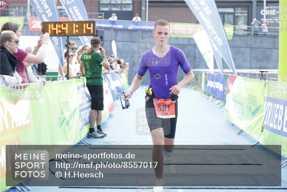 10.08.2025 - GEWOBA Citytriathlon Bremen H.Heesch http://msf.ph/oto/8557017 10.08.2025 14:41:18 Ziel 581 meine-sportfotos.de
