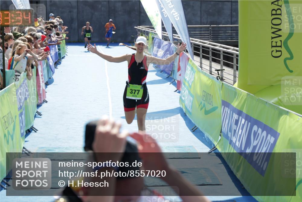 10.08.2025 - GEWOBA Citytriathlon Bremen H.Heesch http://msf.ph/oto/8557020 10.08.2025 15:33:38 Ziel 358, 377, 909 meine-sportfotos.de