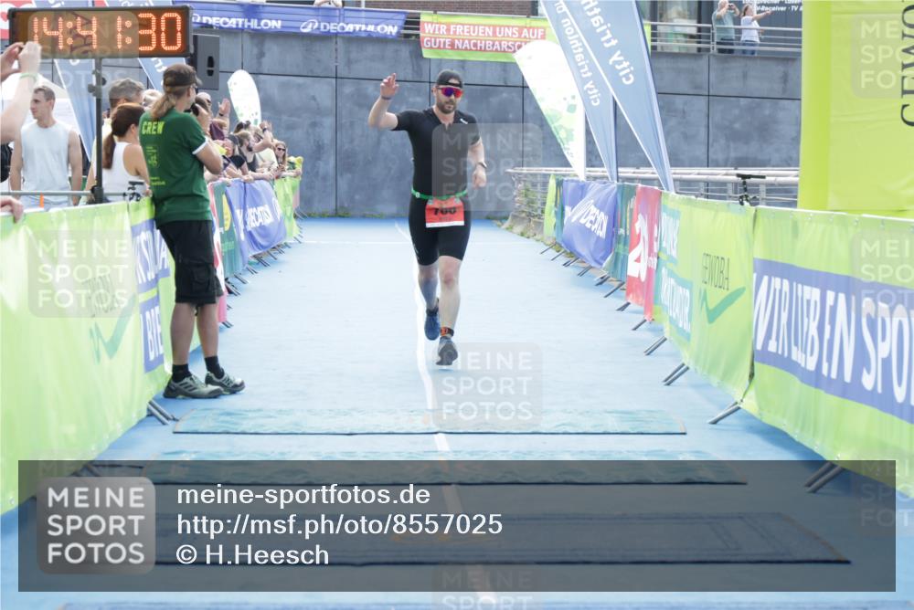 10.08.2025 - GEWOBA Citytriathlon Bremen H.Heesch http://msf.ph/oto/8557025 10.08.2025 14:41:34 Ziel 766 meine-sportfotos.de
