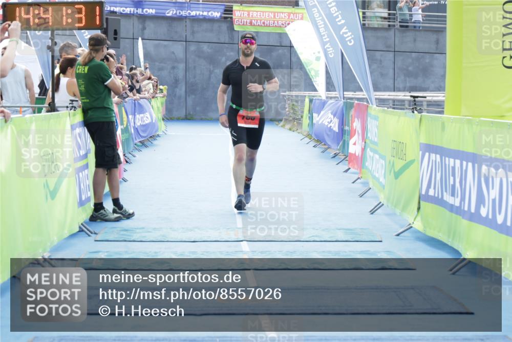 10.08.2025 - GEWOBA Citytriathlon Bremen H.Heesch http://msf.ph/oto/8557026 10.08.2025 14:41:34 Ziel 766 meine-sportfotos.de