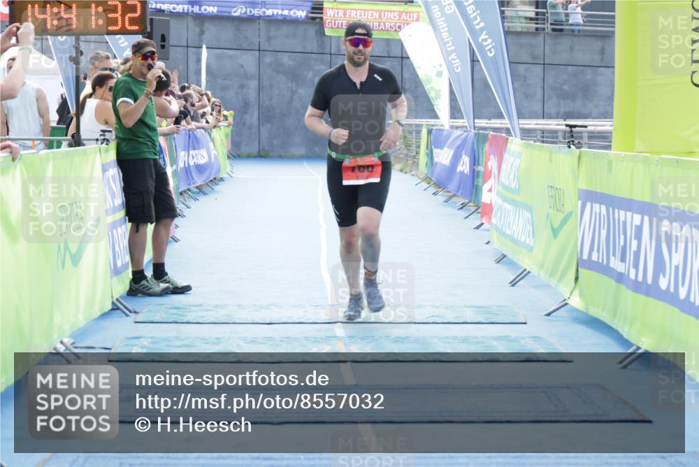 10.08.2025 - GEWOBA Citytriathlon Bremen H.Heesch http://msf.ph/oto/8557032 10.08.2025 14:41:35 Ziel 766 meine-sportfotos.de