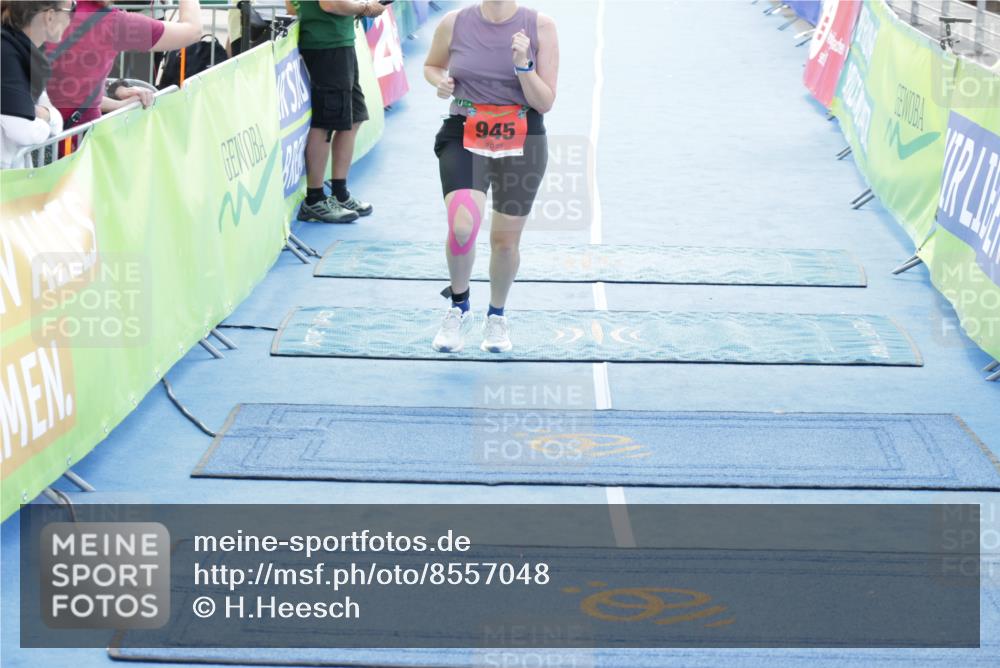 10.08.2025 - GEWOBA Citytriathlon Bremen H.Heesch http://msf.ph/oto/8557048 10.08.2025 14:42:00 Ziel 945 meine-sportfotos.de