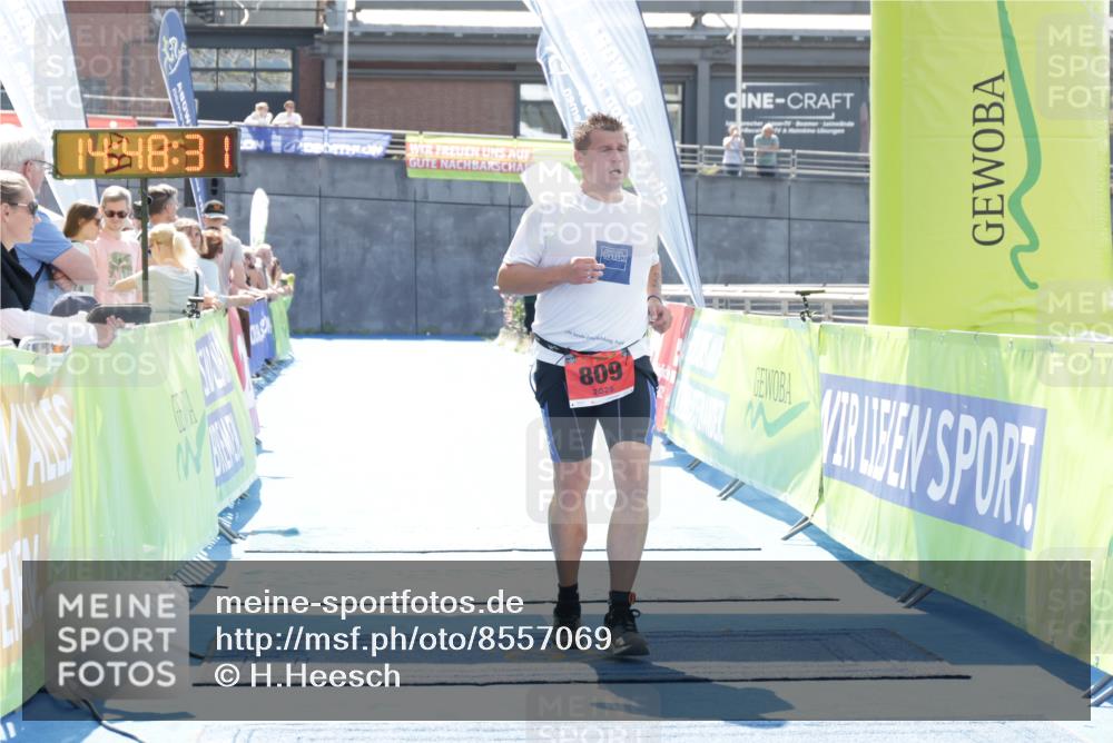 10.08.2025 - GEWOBA Citytriathlon Bremen H.Heesch http://msf.ph/oto/8557069 10.08.2025 14:48:34 Ziel 809 meine-sportfotos.de