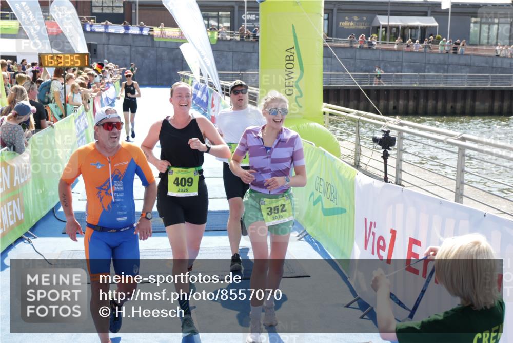 10.08.2025 - GEWOBA Citytriathlon Bremen H.Heesch http://msf.ph/oto/8557070 10.08.2025 15:33:55 Ziel 196, 266, 352, 409, 517 meine-sportfotos.de