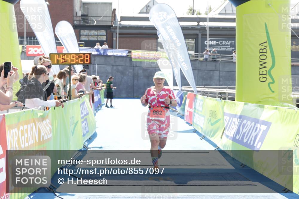 10.08.2025 - GEWOBA Citytriathlon Bremen H.Heesch http://msf.ph/oto/8557097 10.08.2025 14:49:32 Ziel 962 meine-sportfotos.de