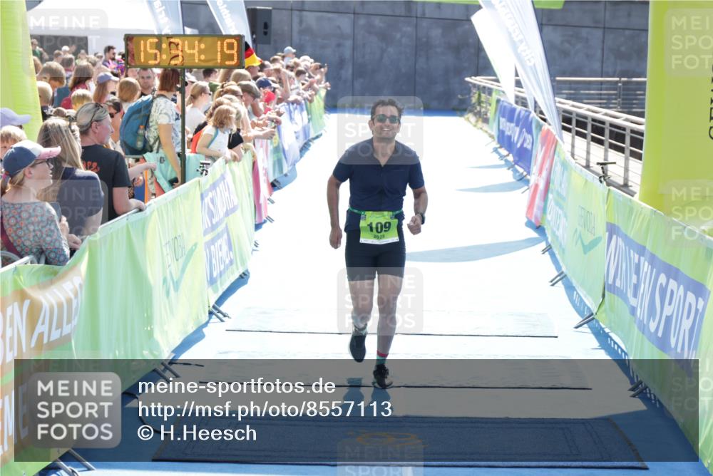 10.08.2025 - GEWOBA Citytriathlon Bremen H.Heesch http://msf.ph/oto/8557113 10.08.2025 15:34:23 Ziel 109 meine-sportfotos.de