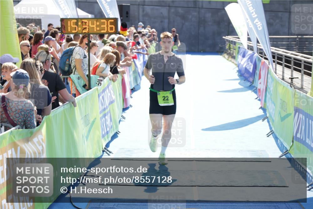 10.08.2025 - GEWOBA Citytriathlon Bremen H.Heesch http://msf.ph/oto/8557128 10.08.2025 15:34:40 Ziel 22 meine-sportfotos.de
