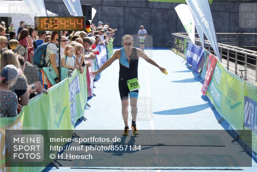 10.08.2025 - GEWOBA Citytriathlon Bremen H.Heesch http://msf.ph/oto/8557134 10.08.2025 15:34:48 Ziel 22, 293 meine-sportfotos.de