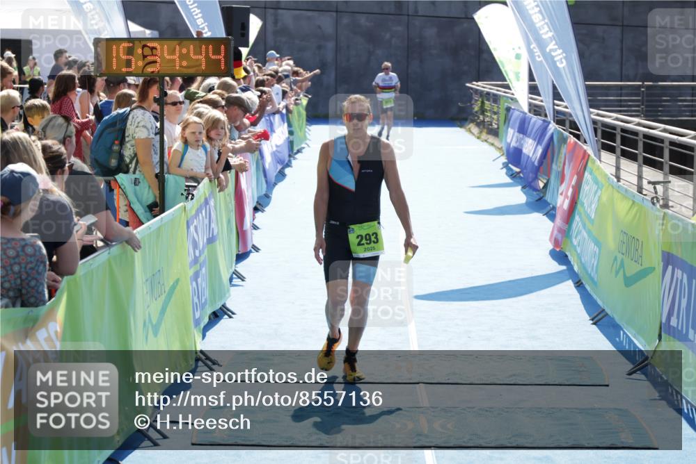 10.08.2025 - GEWOBA Citytriathlon Bremen H.Heesch http://msf.ph/oto/8557136 10.08.2025 15:34:48 Ziel 22, 293 meine-sportfotos.de