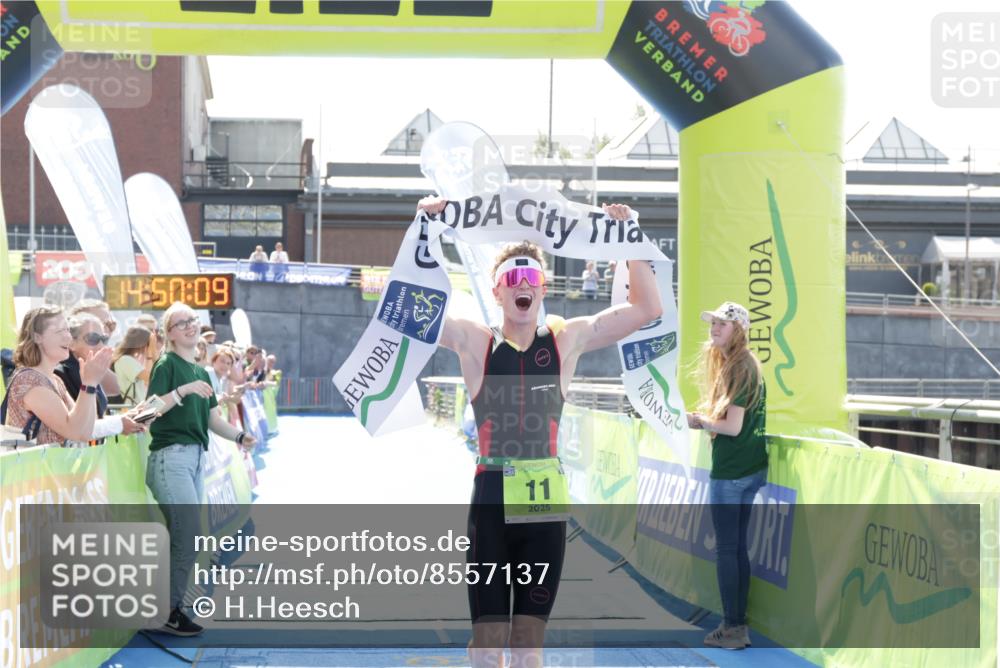 10.08.2025 - GEWOBA Citytriathlon Bremen H.Heesch http://msf.ph/oto/8557137 10.08.2025 14:50:13 Ziel 11 meine-sportfotos.de